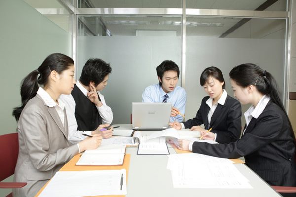Rất khó để xin việc tại đại sứ quán - Ảnh: Internet