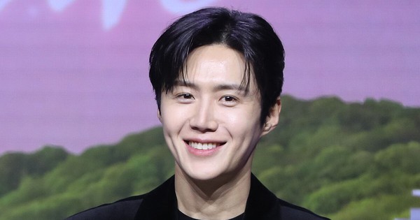 MXH mê mẩn phiên dịch viên đẹp nhất Hàn Quốc: Cười lên sáng bừng khung hình, nể nhất học 3 thứ tiếng trong 4 tháng